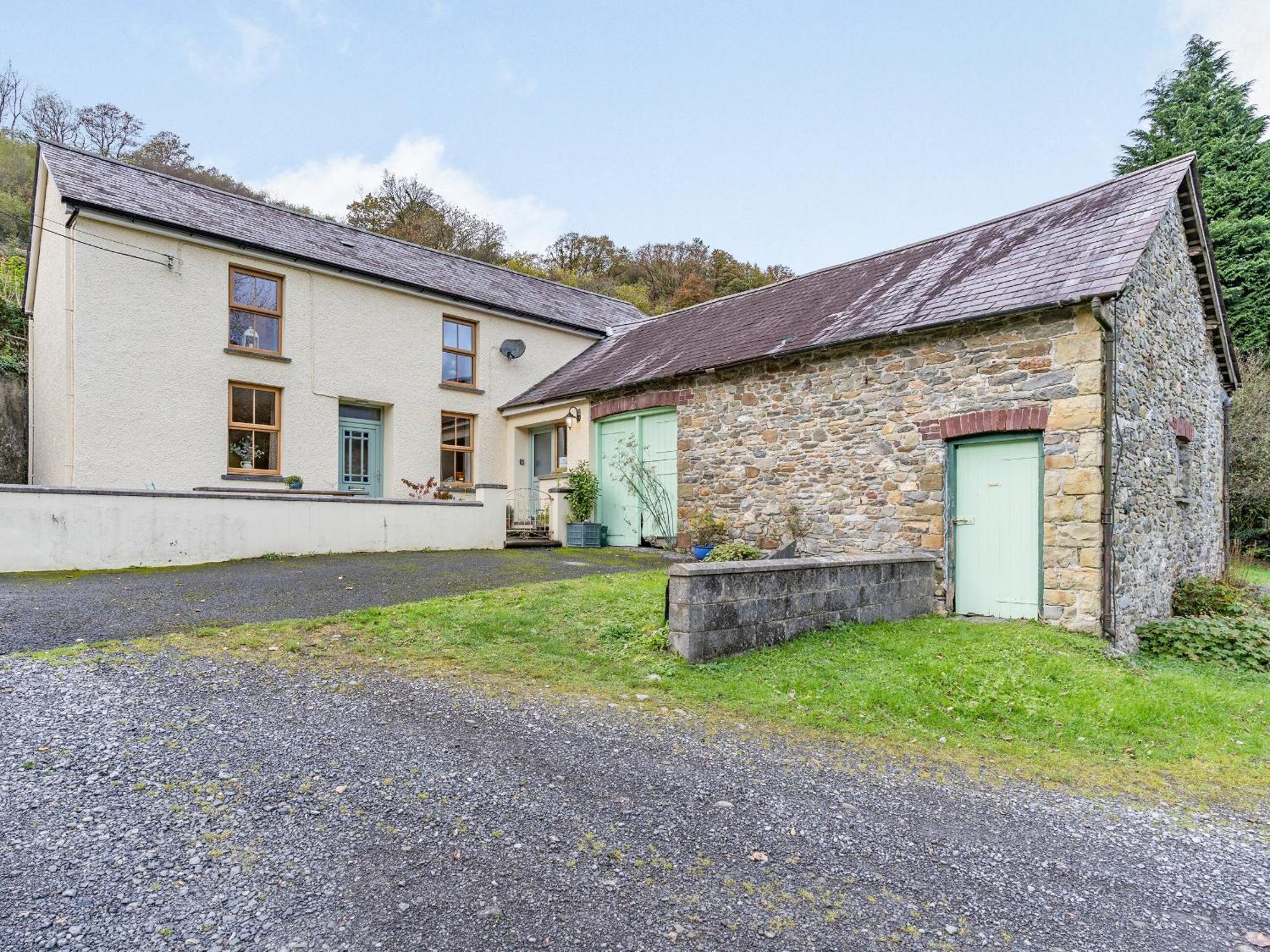 Pwll Farmhouse Llanllawdog Bagian luar foto